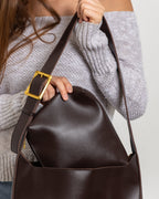 Sac hobo noir à épaule, boucle dorée, aspect cuir lisse