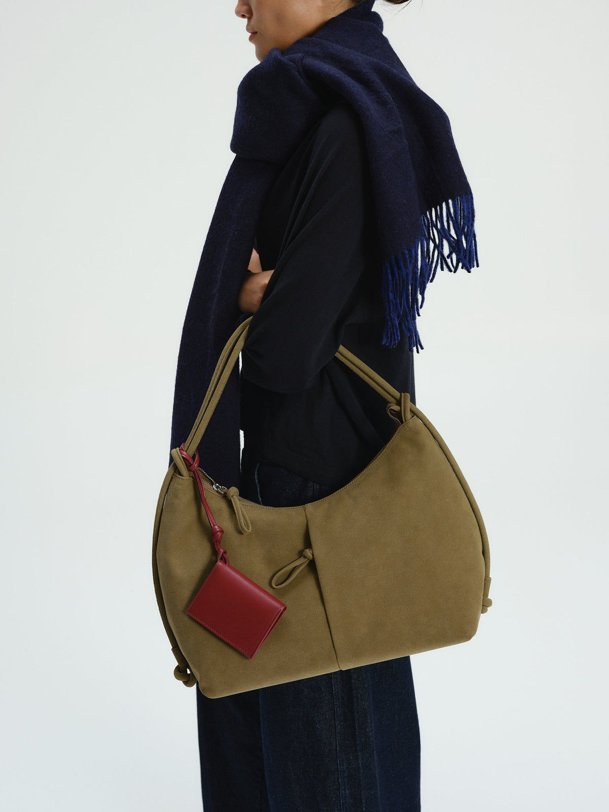 Grand sac à bandoulière en cuir végétalien, déperlant, fermeture zippée, anse à nœud réglable