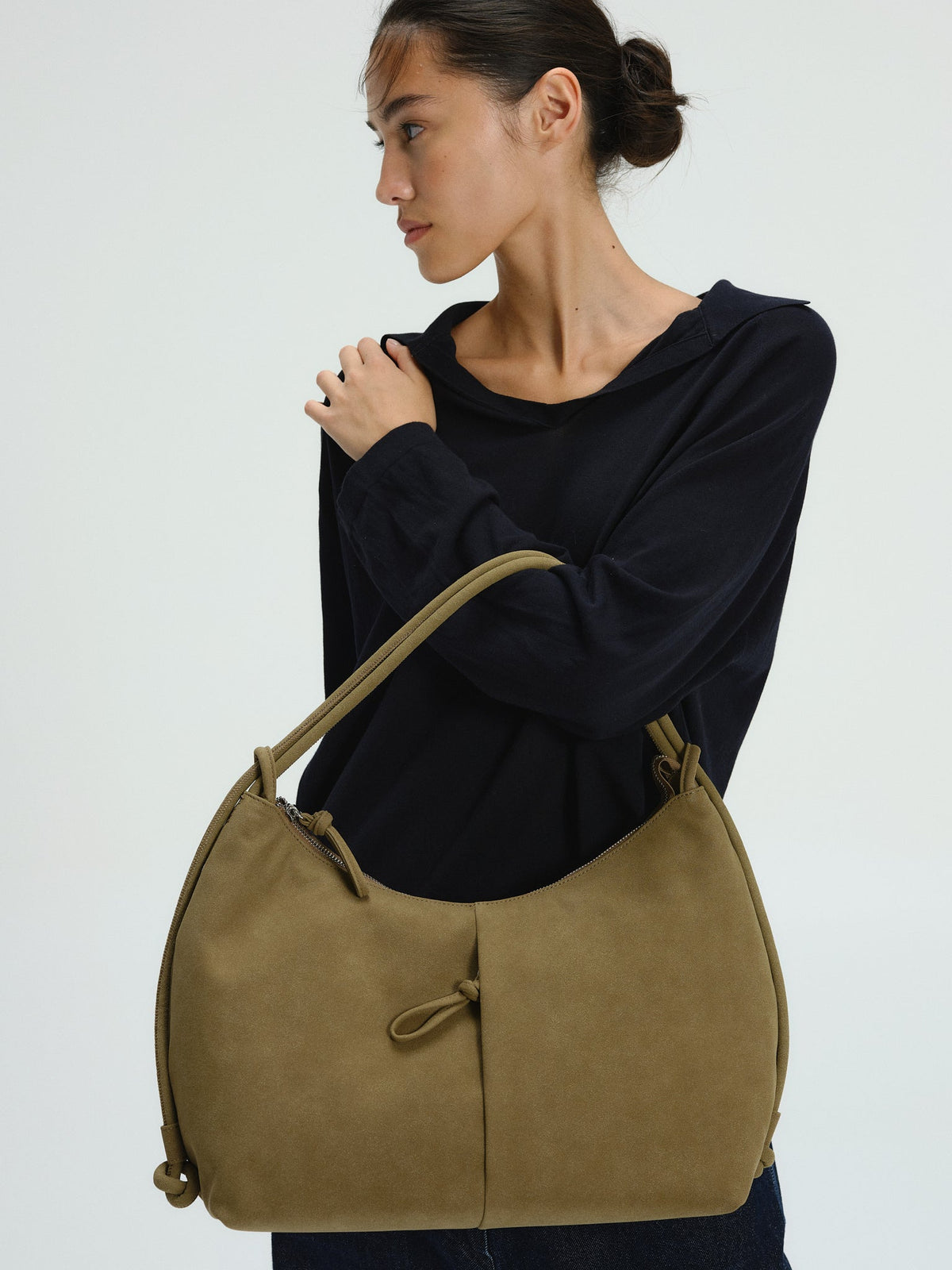 Grand sac à bandoulière en cuir végétalien, déperlant, fermeture zippée, anse à nœud réglable