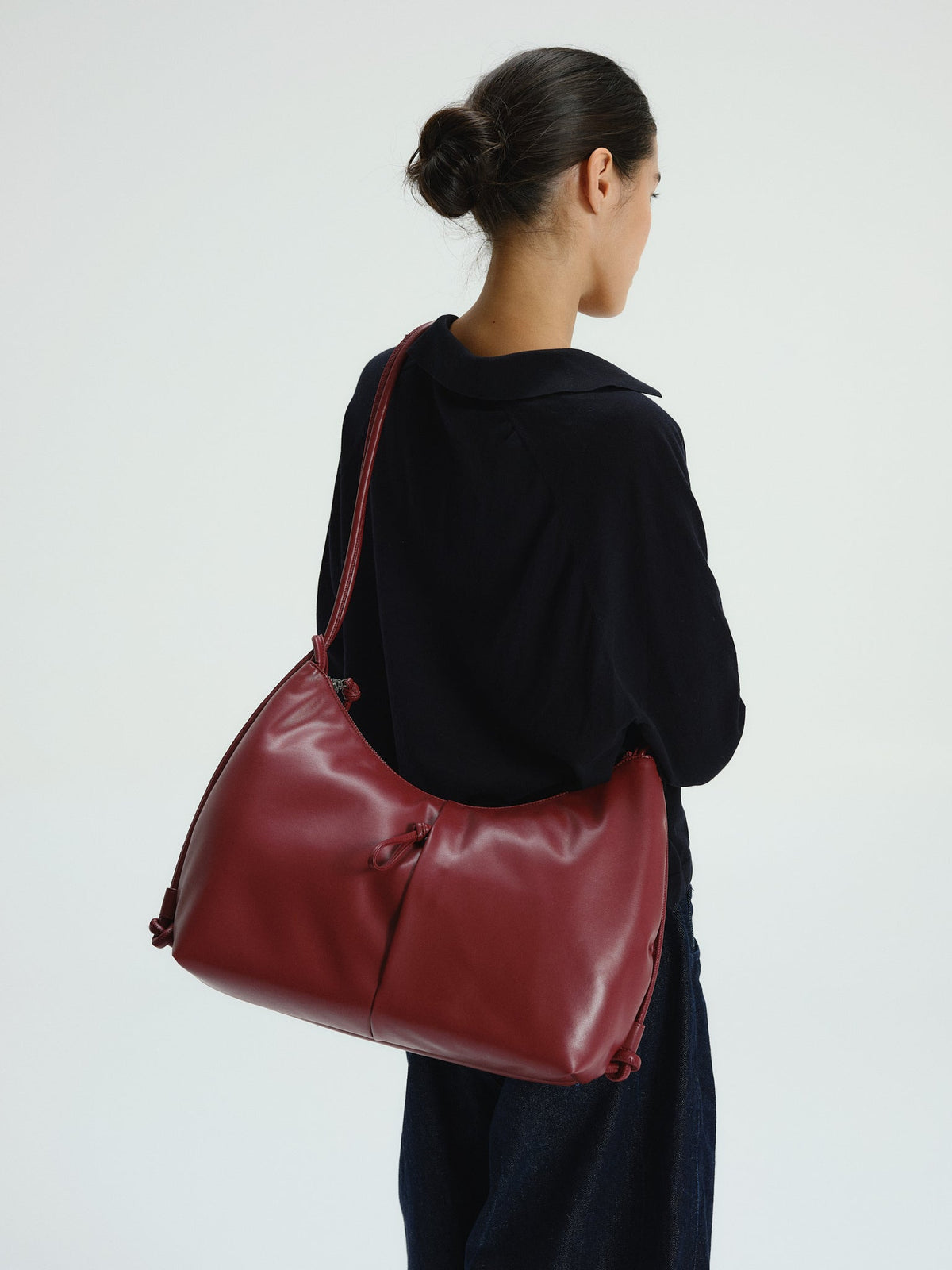 Grand sac à bandoulière en cuir végétalien, déperlant, fermeture zippée, anse à nœud réglable
