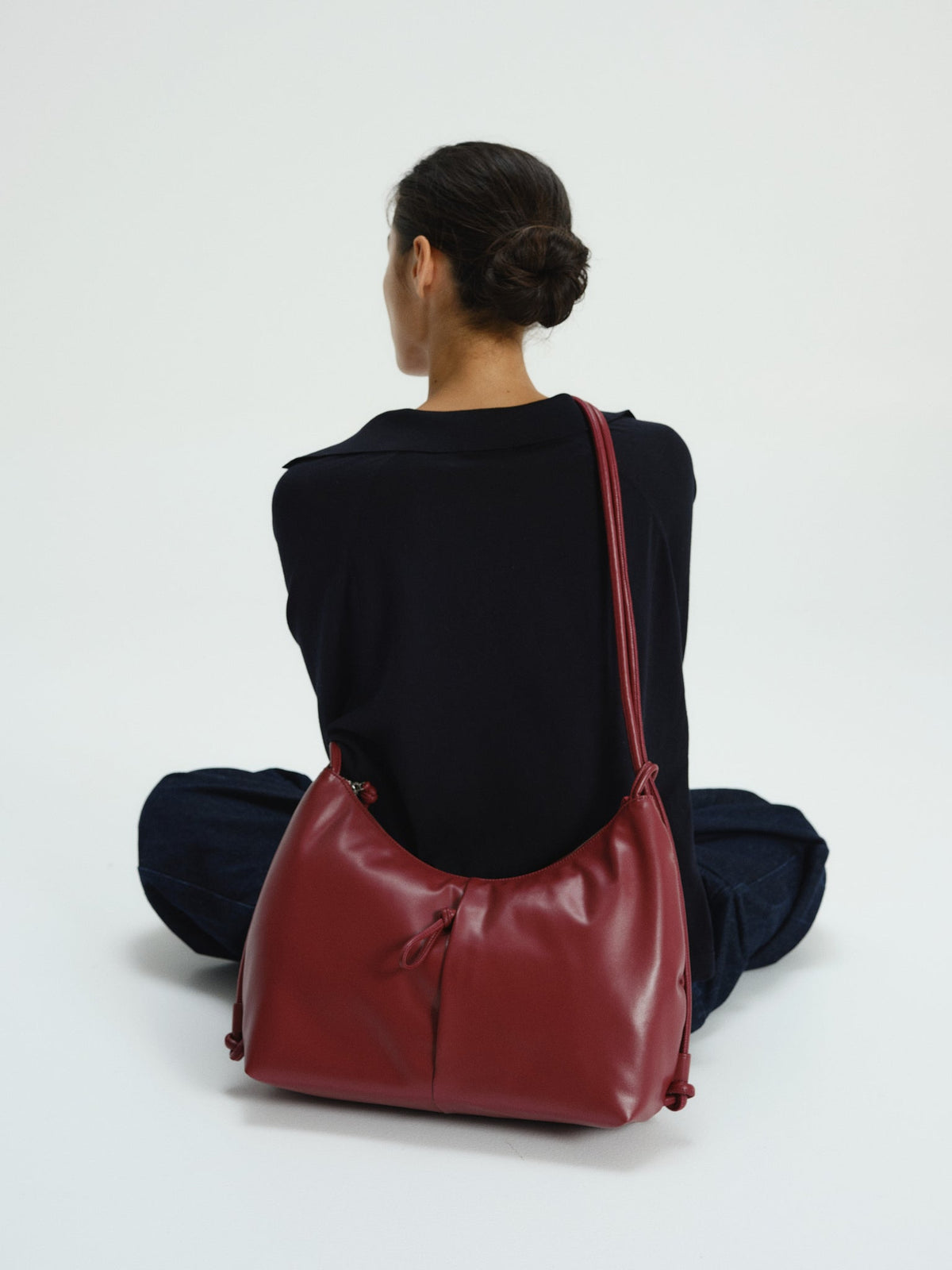 Grand sac à bandoulière en cuir végétalien, déperlant, fermeture zippée, anse à nœud réglable
