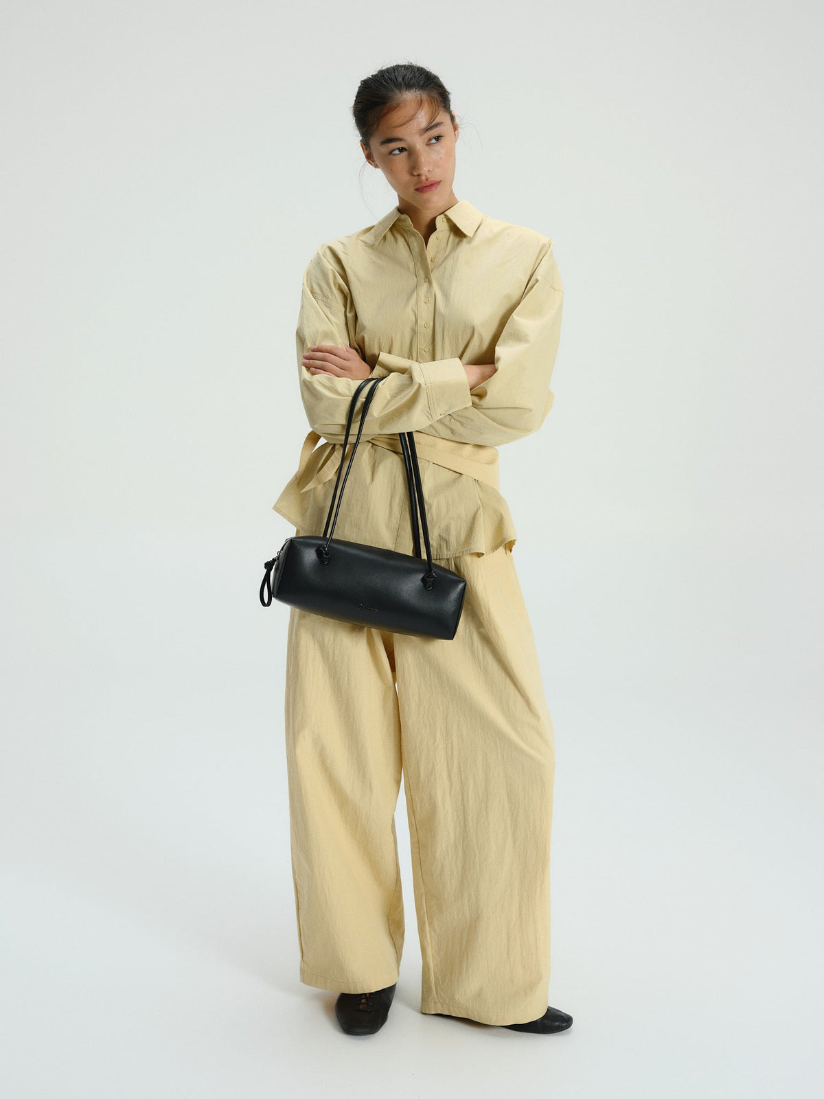 Sac à bandoulière compact en cuir végétalien de qualité supérieure, longues anses nouées, fermeture zippée