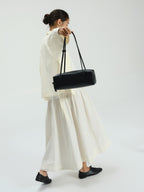 Sac à bandoulière compact en cuir végétalien de qualité supérieure, longues anses nouées, fermeture zippée