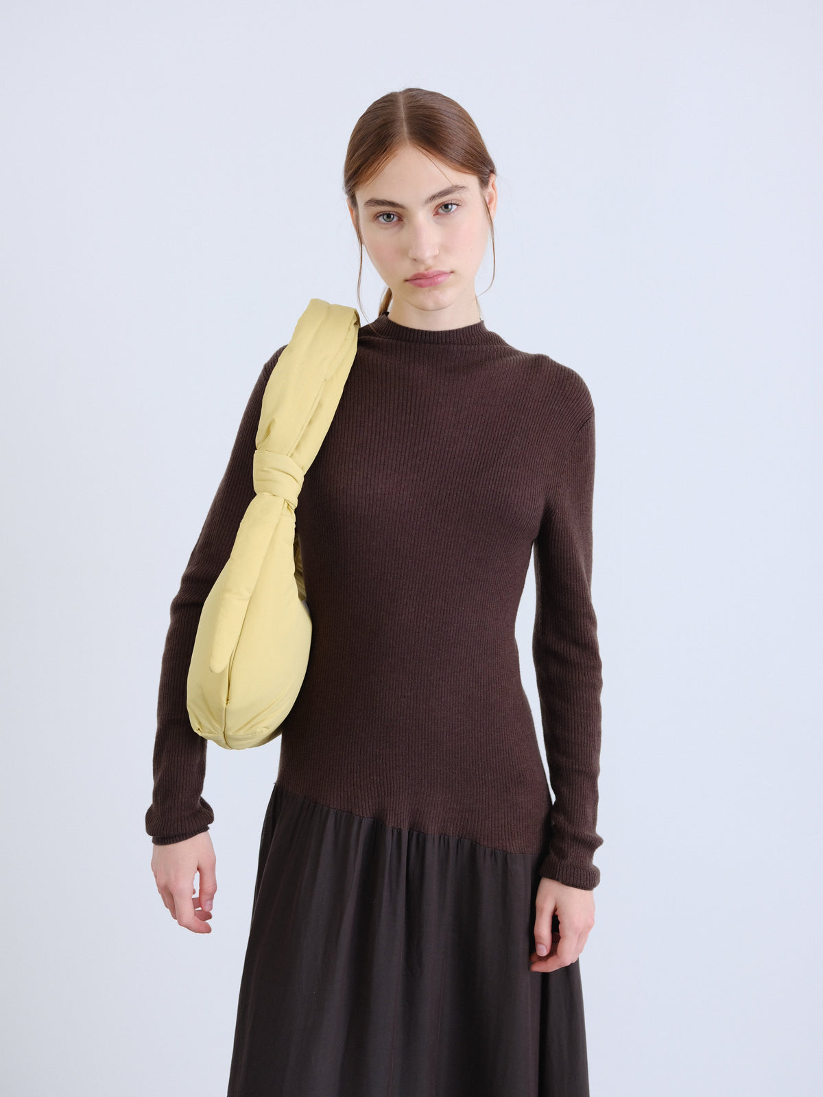 Sac Capri – Sac porté épaule matelassé, bandoulières nouées réglables, fermeture zippée