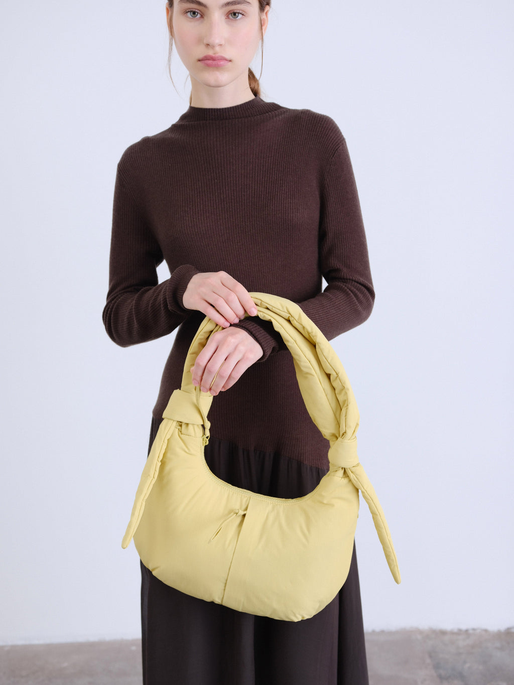 Sac Capri – Sac porté épaule matelassé, bandoulières nouées réglables, fermeture zippée