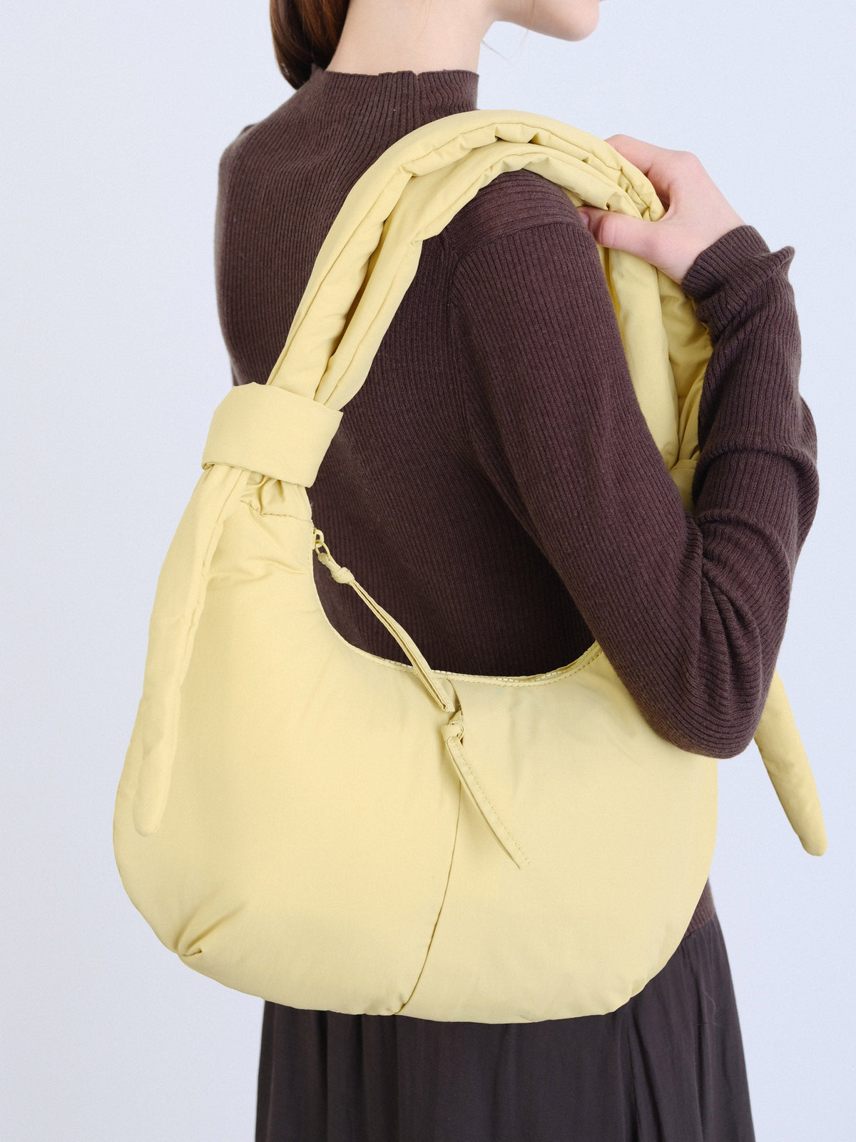 Sac Capri – Sac porté épaule matelassé, bandoulières nouées réglables, fermeture zippée