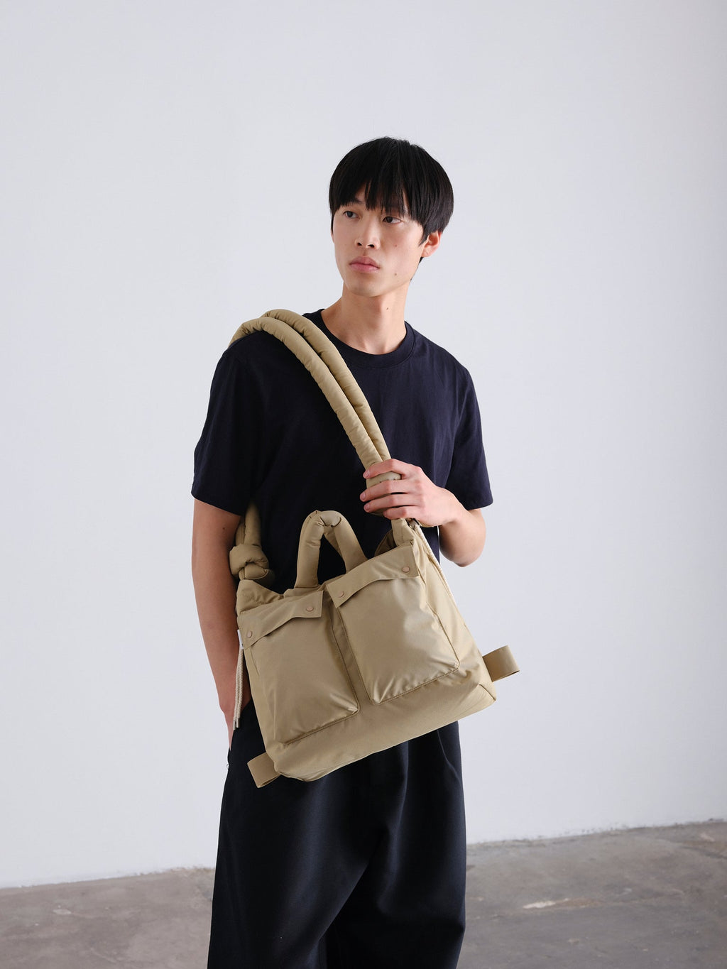 Sac matelassé inspiré de l'imperméable, deux grandes poches, sac à main, porté croisé ou sac à dos