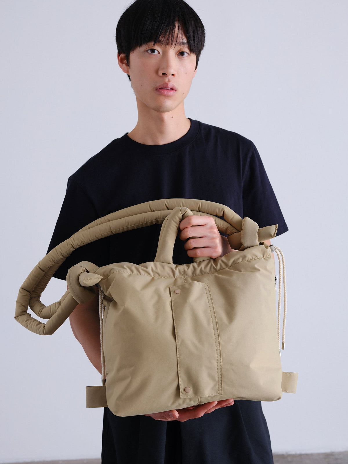 Sac matelassé inspiré de l'imperméable, deux grandes poches, sac à main, porté croisé ou sac à dos