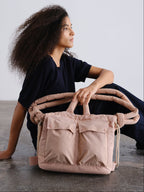 Sac matelassé inspiré de l'imperméable, deux grandes poches, sac à main, porté croisé ou sac à dos