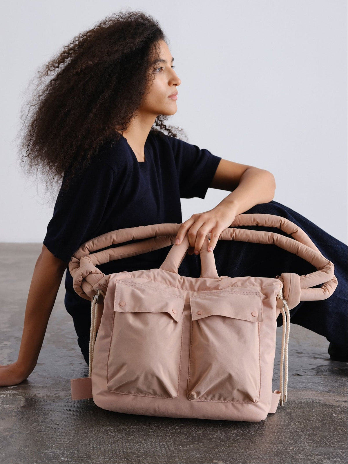 Sac matelassé inspiré de l'imperméable, deux grandes poches, sac à main, porté croisé ou sac à dos