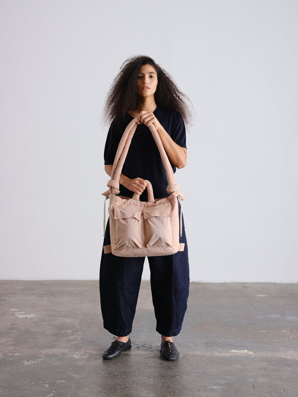 Sac matelassé inspiré de l'imperméable, deux grandes poches, sac à main, porté croisé ou sac à dos