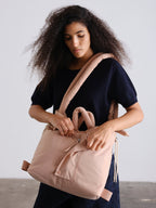 Sac matelassé inspiré de l'imperméable, deux grandes poches, sac à main, porté croisé ou sac à dos