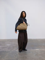 Sac Milos – Tote en cuir vegan souple, liens latéraux réglables, peut contenir votre ordinateur portable
