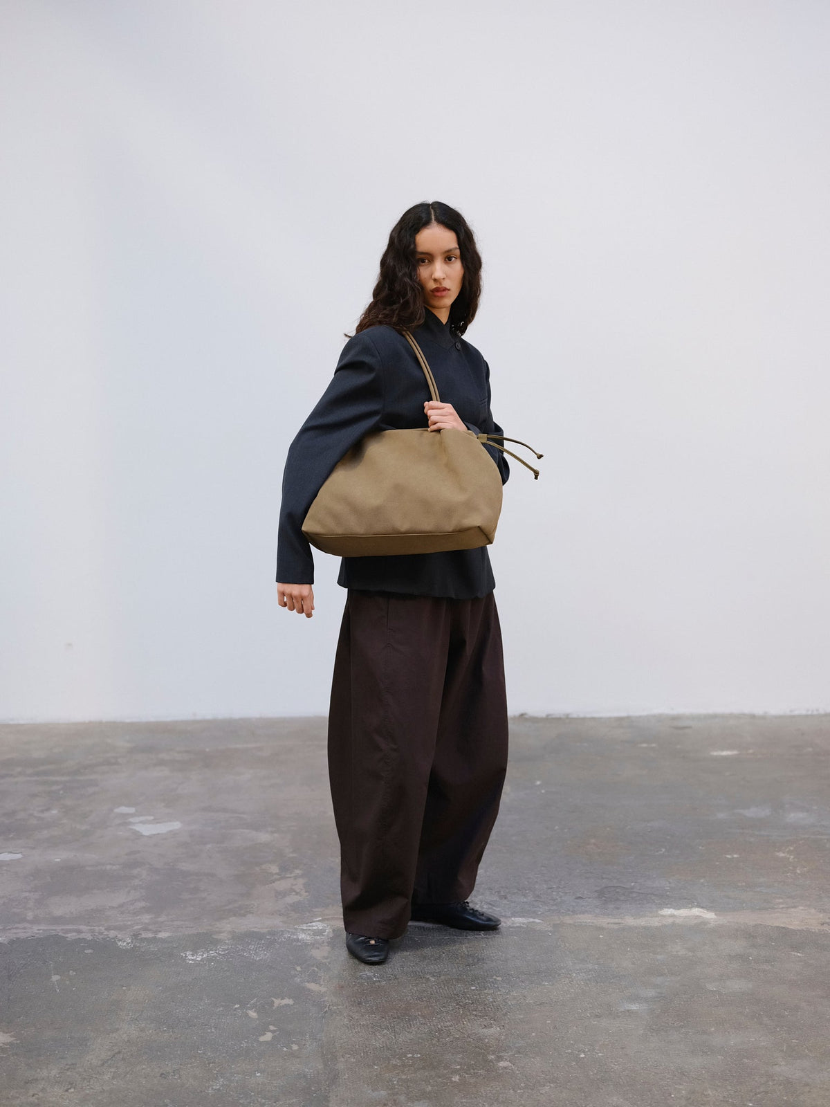 Sac Milos – Tote en cuir vegan souple, liens latéraux réglables, peut contenir votre ordinateur portable