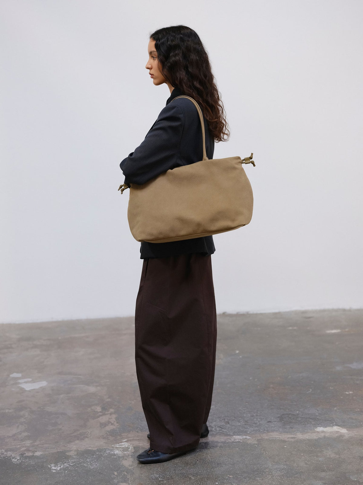 Sac Milos – Tote en cuir vegan souple, liens latéraux réglables, peut contenir votre ordinateur portable