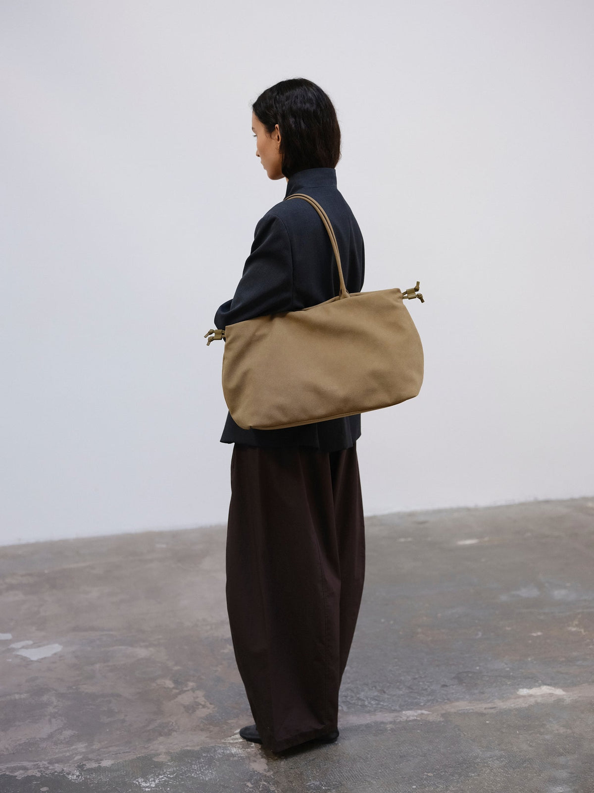 Sac Milos – Tote en cuir vegan souple, liens latéraux réglables, peut contenir votre ordinateur portable