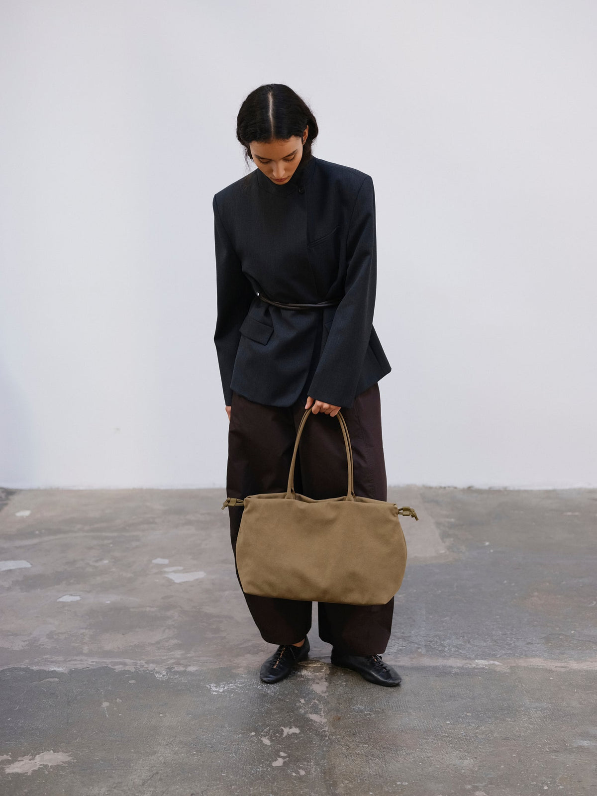 Sac Milos – Tote en cuir vegan souple, liens latéraux réglables, peut contenir votre ordinateur portable