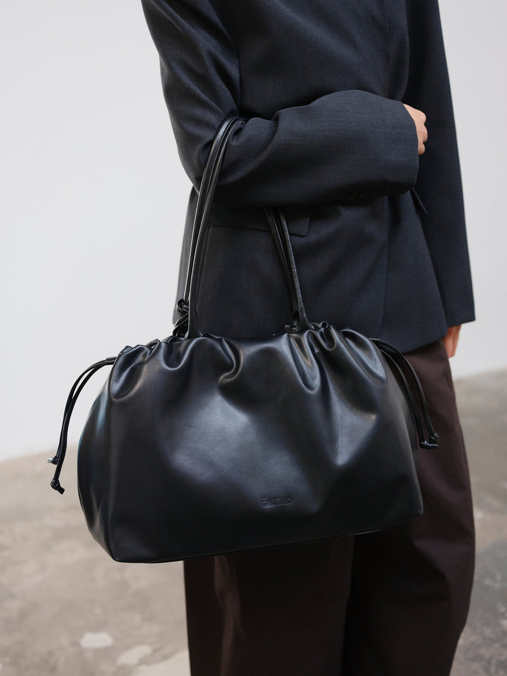 Sac Milos – Tote en cuir vegan souple, liens latéraux réglables, peut contenir votre ordinateur portable