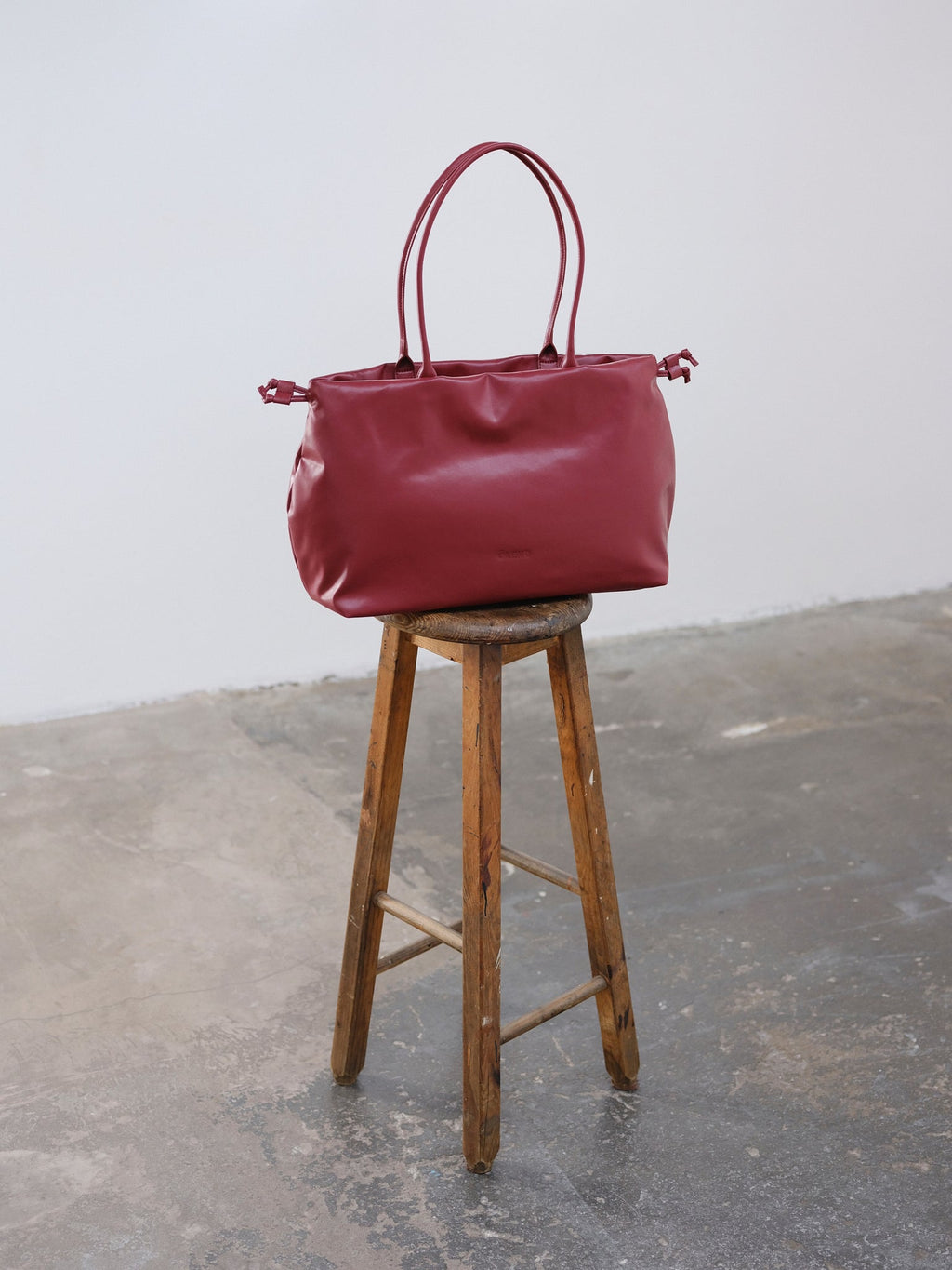 Sac Milos – Tote en cuir vegan souple, liens latéraux réglables, peut contenir votre ordinateur portable