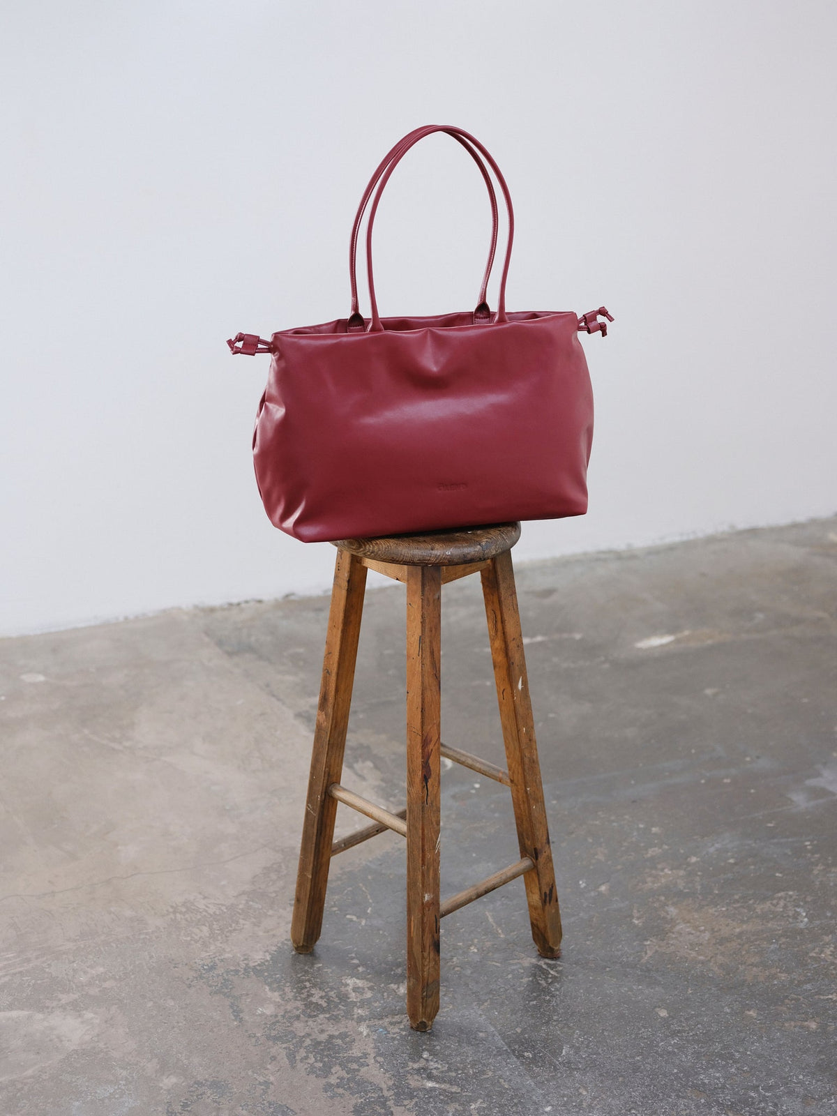 Sac Milos – Tote en cuir vegan souple, liens latéraux réglables, peut contenir votre ordinateur portable