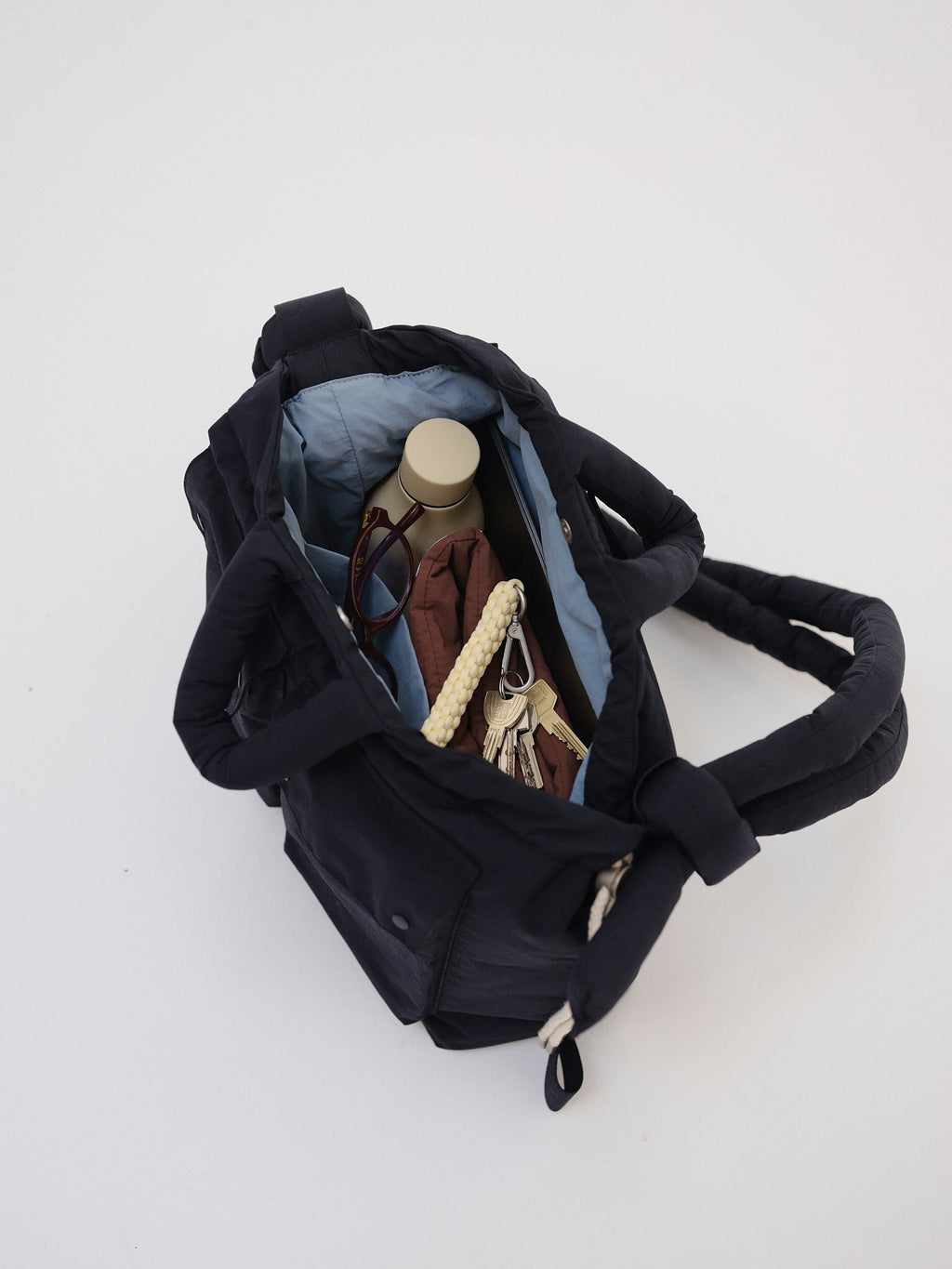 Sac matelassé inspiré de l'imperméable, deux grandes poches, sac à main, porté croisé ou sac à dos