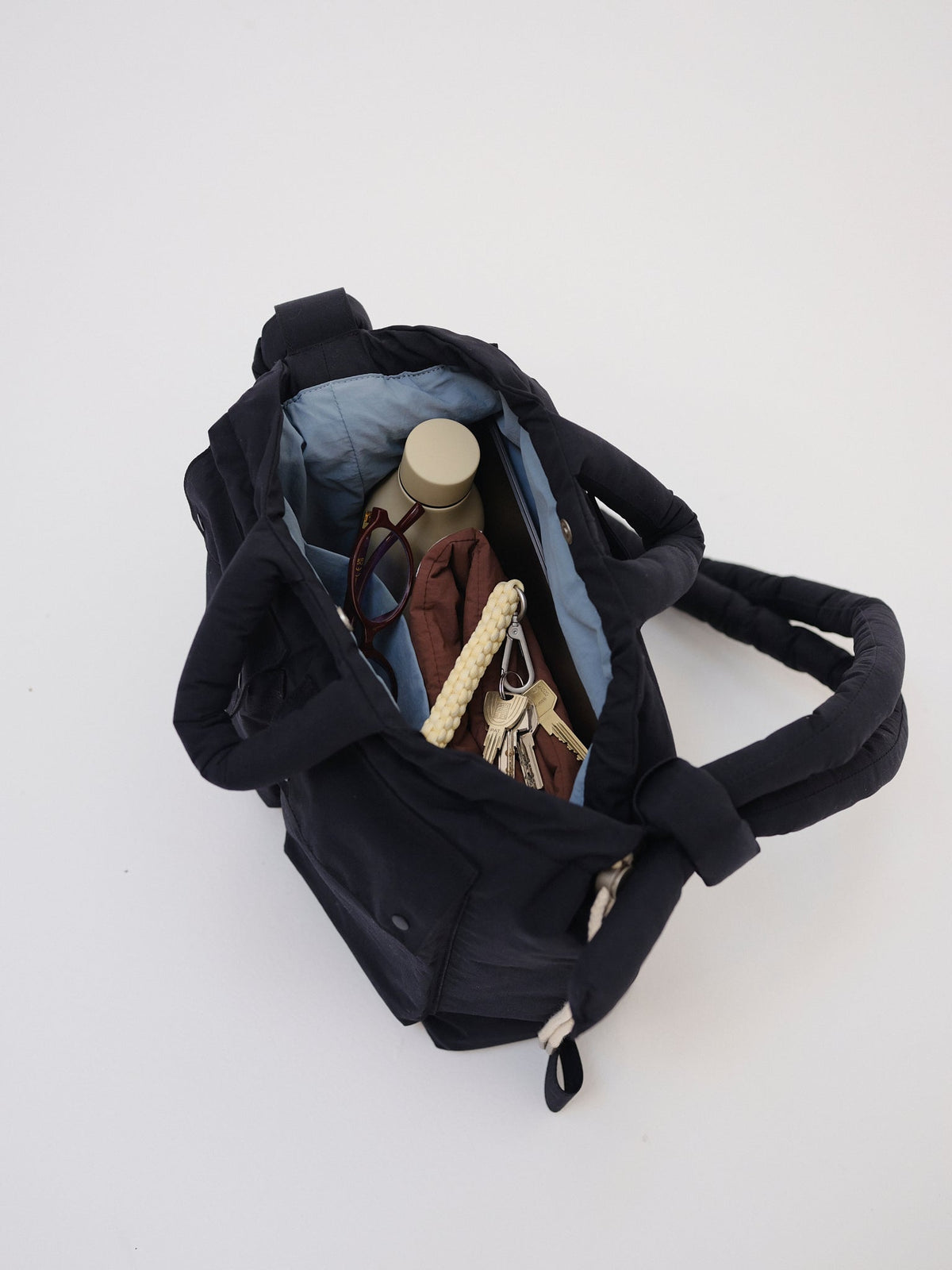 Sac matelassé inspiré de l'imperméable, deux grandes poches, sac à main, porté croisé ou sac à dos
