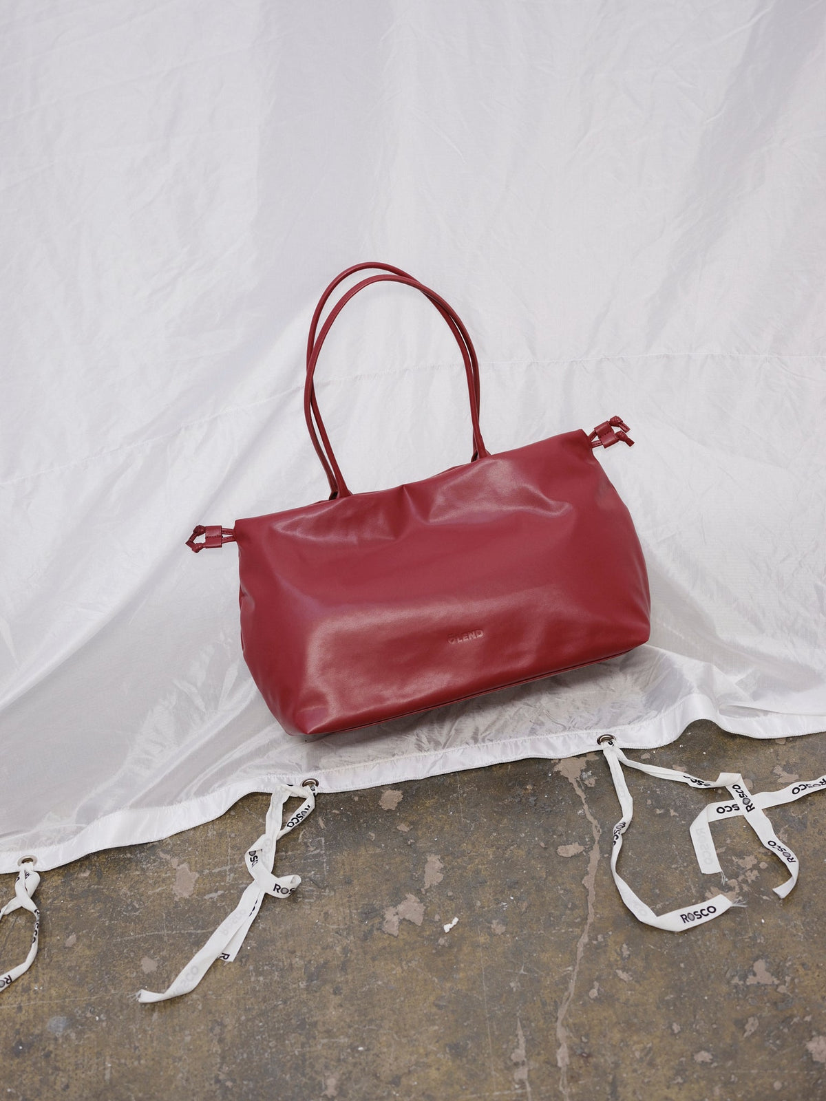 Sac Milos – Tote en cuir vegan souple, liens latéraux réglables, peut contenir votre ordinateur portable