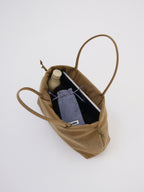 Sac Milos – Tote en cuir vegan souple, liens latéraux réglables, peut contenir votre ordinateur portable