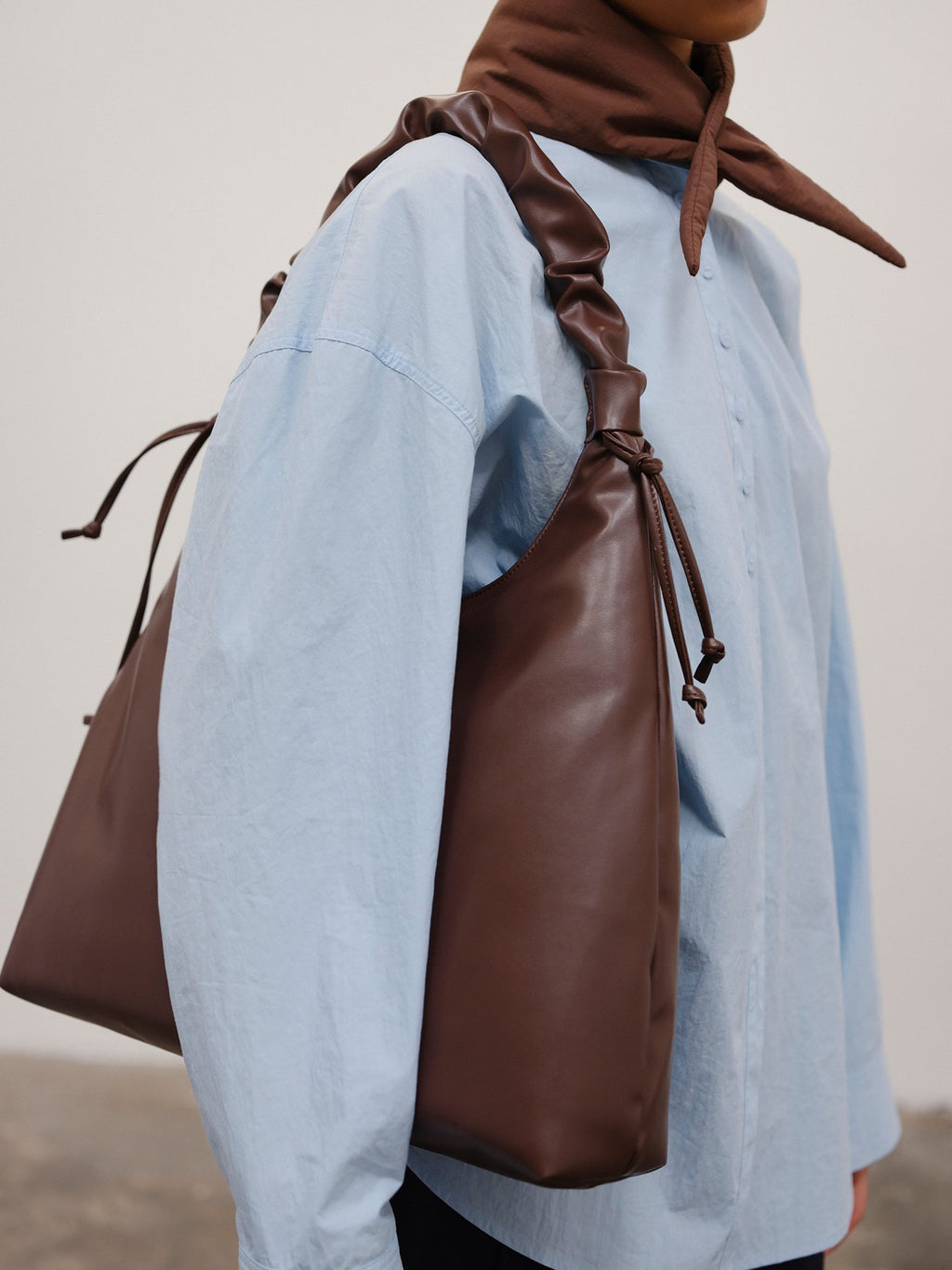 Sac hobo en cuir végane haut de gamme, déperlant, bandoulière froncée réglable