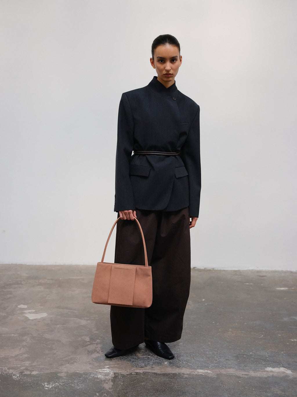 Sac Pina – Sac à bandoulière compact en cuir végétalien, lignes épurées et silhouette intemporelle