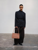 Sac Pina – Sac à bandoulière compact en cuir végétalien, lignes épurées et silhouette intemporelle