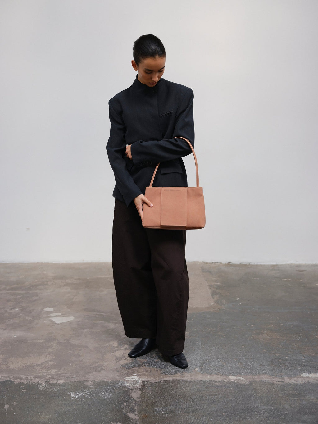 Sac Pina – Sac à bandoulière compact en cuir végétalien, lignes épurées et silhouette intemporelle