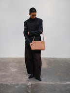 Sac Pina – Sac à bandoulière compact en cuir végétalien, lignes épurées et silhouette intemporelle