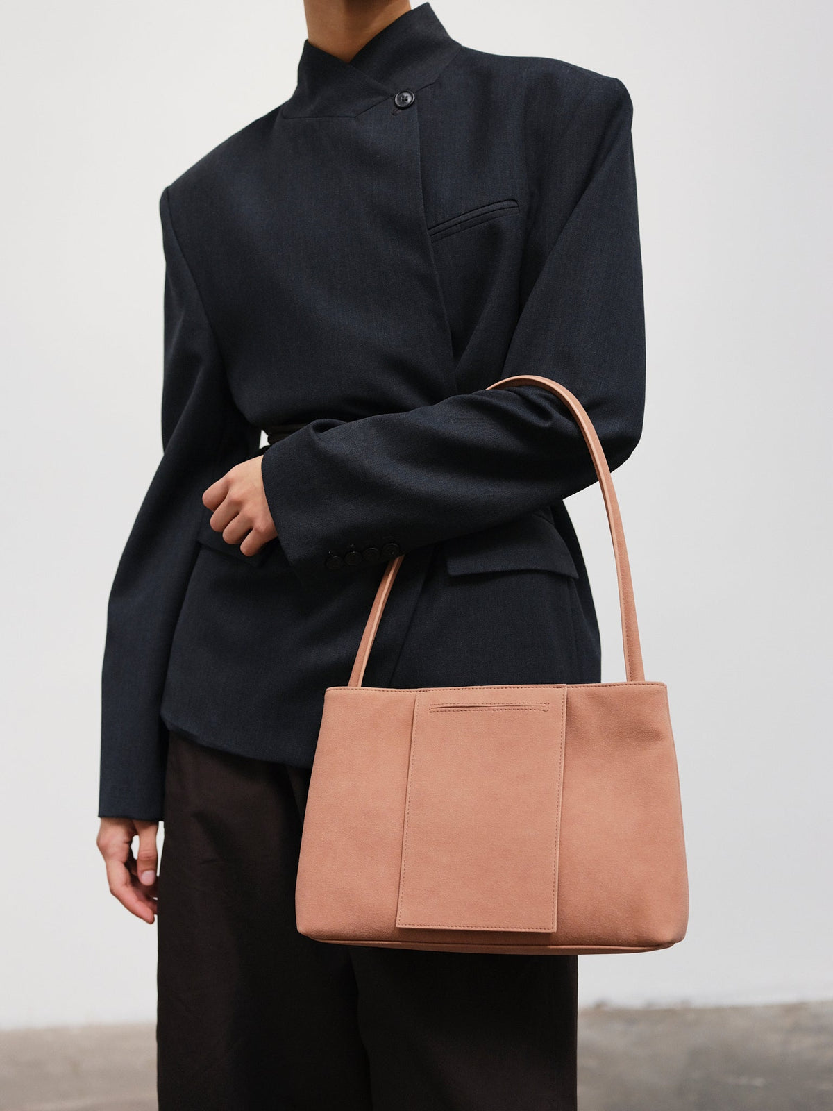 Sac Pina – Sac à bandoulière compact en cuir végétalien, lignes épurées et silhouette intemporelle