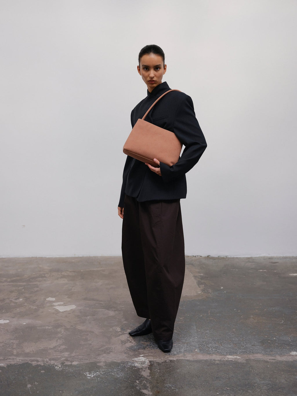 Sac Pina – Sac à bandoulière compact en cuir végétalien, lignes épurées et silhouette intemporelle
