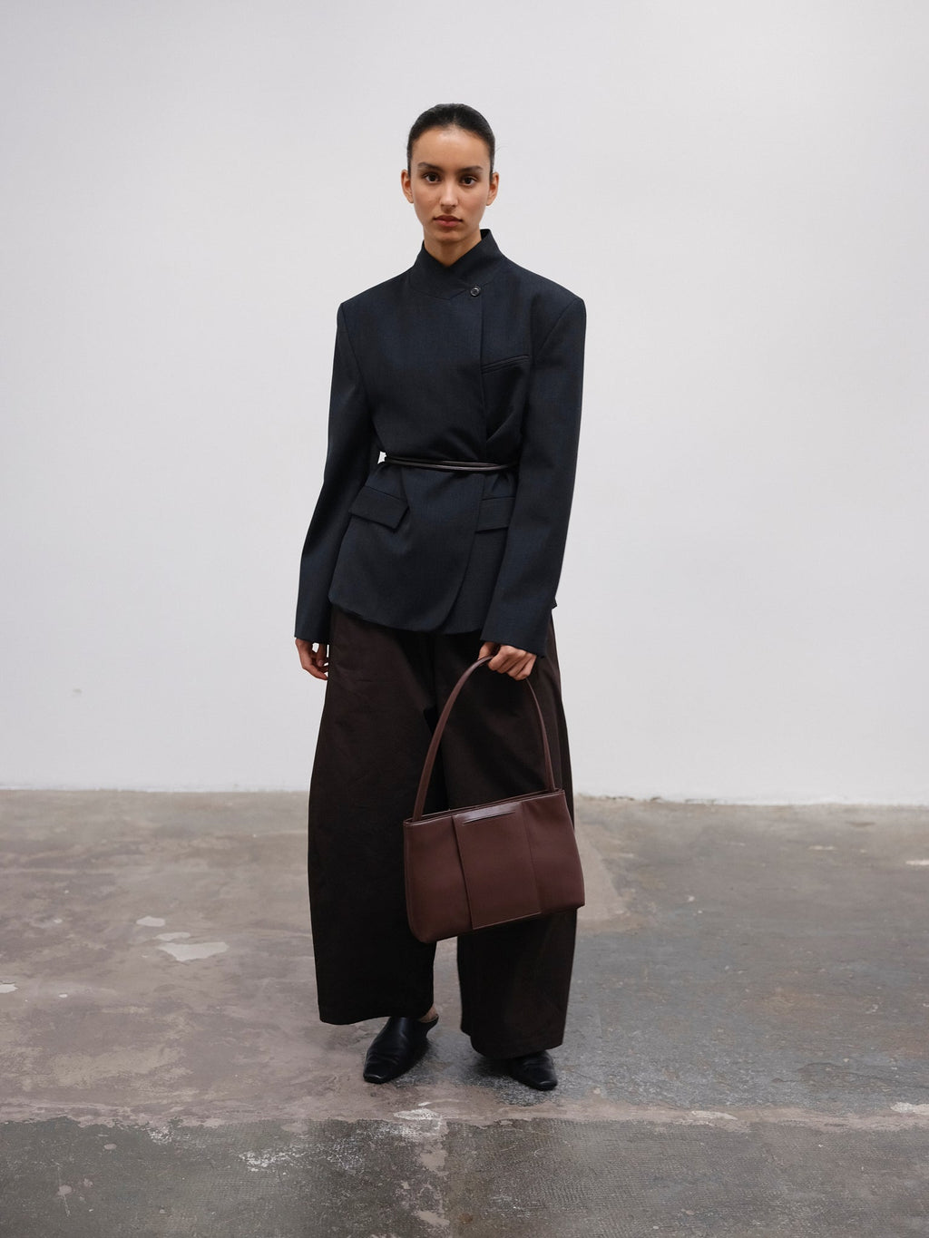 Sac Pina – Sac à bandoulière compact en cuir végétalien, lignes épurées et silhouette intemporelle