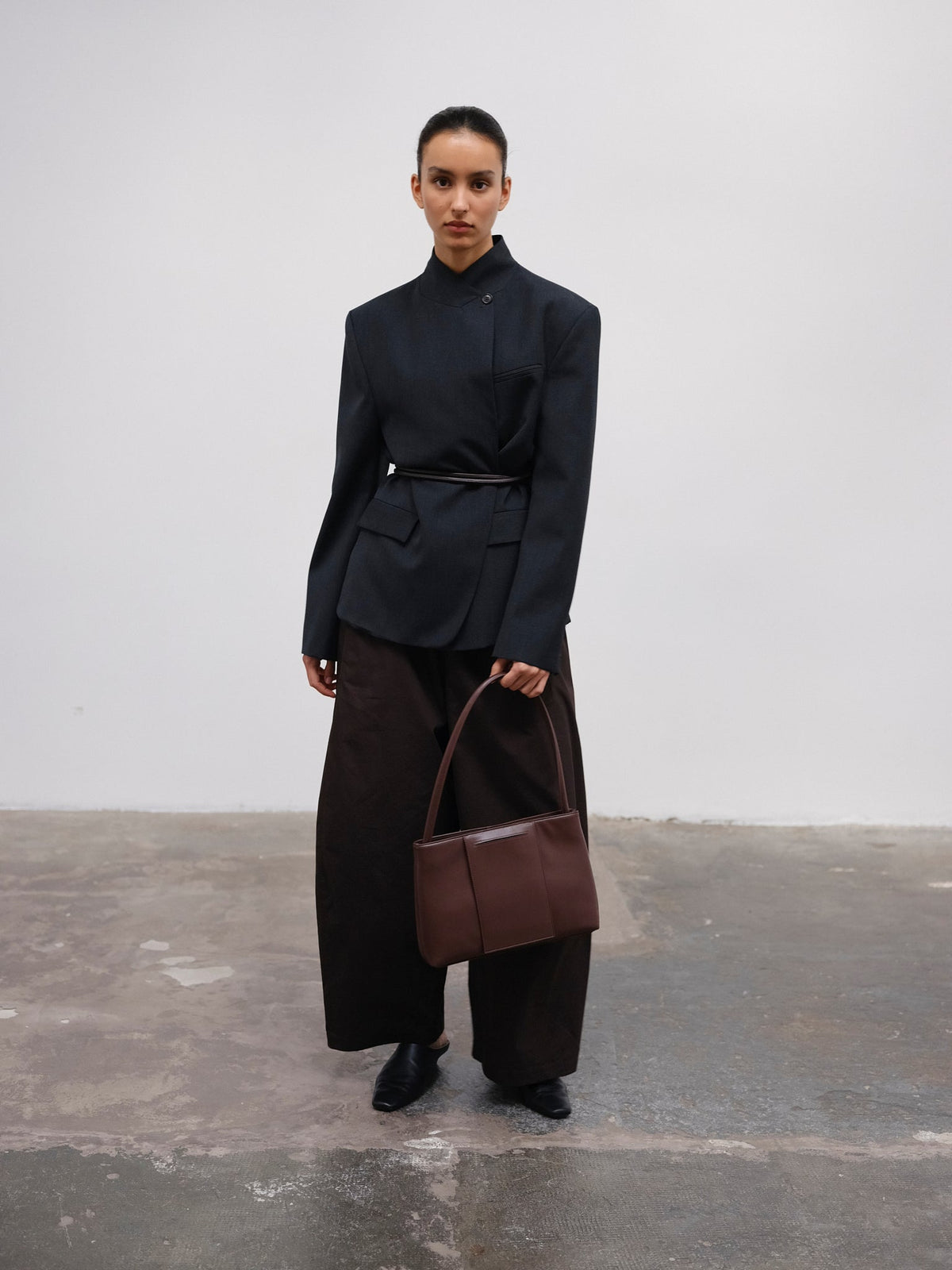 Sac Pina – Sac à bandoulière compact en cuir végétalien, lignes épurées et silhouette intemporelle