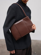 Sac Pina – Sac à bandoulière compact en cuir végétalien, lignes épurées et silhouette intemporelle