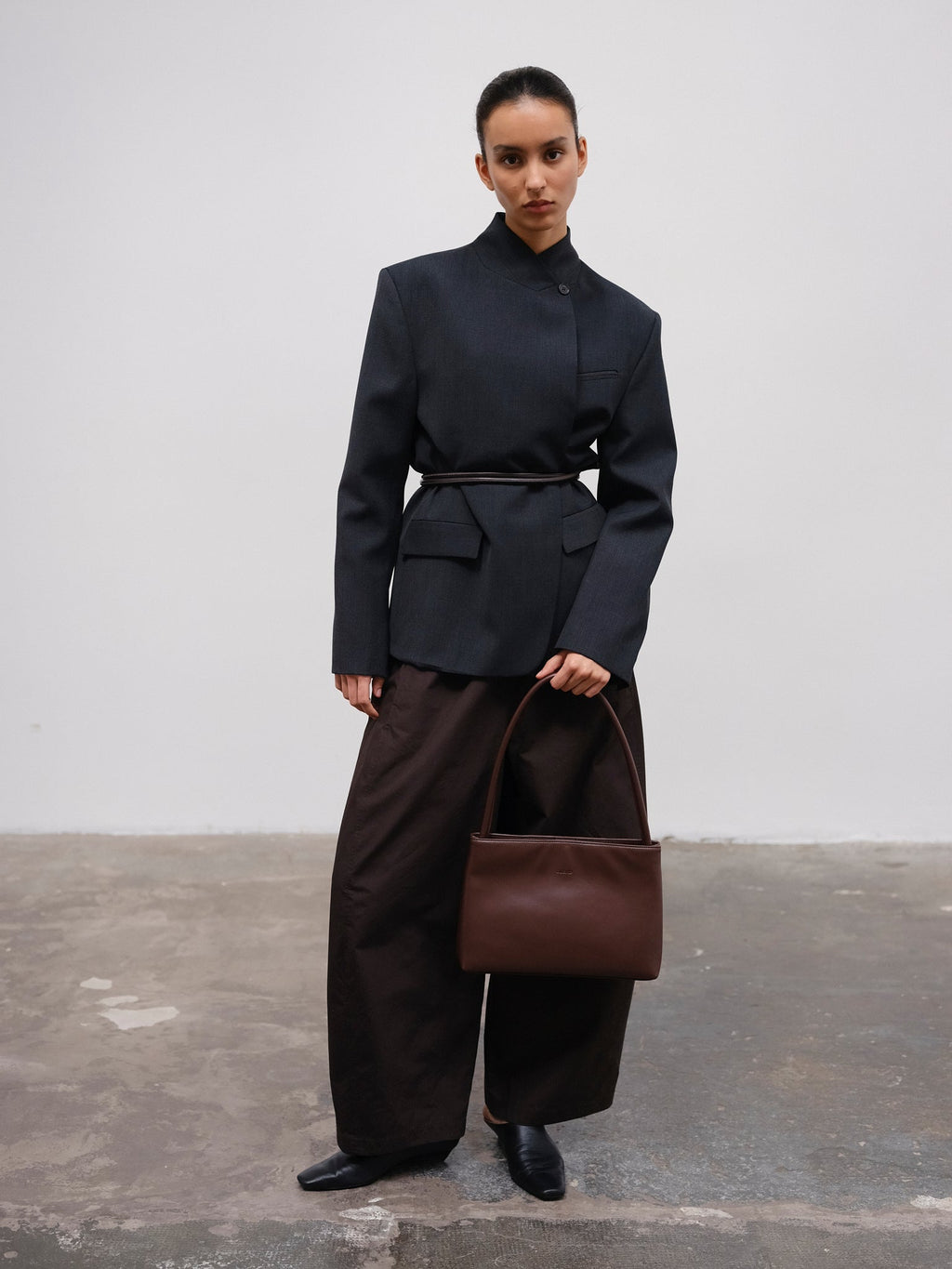 Sac Pina – Sac à bandoulière compact en cuir végétalien, lignes épurées et silhouette intemporelle
