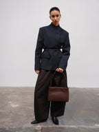 Sac Pina – Sac à bandoulière compact en cuir végétalien, lignes épurées et silhouette intemporelle