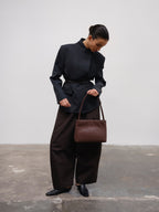 Sac Pina – Sac à bandoulière compact en cuir végétalien, lignes épurées et silhouette intemporelle