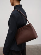 Sac Pina – Sac à bandoulière compact en cuir végétalien, lignes épurées et silhouette intemporelle