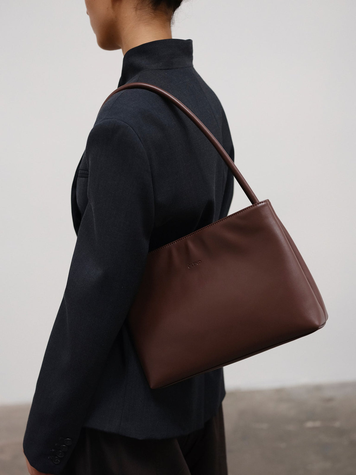 Sac Pina – Sac à bandoulière compact en cuir végétalien, lignes épurées et silhouette intemporelle