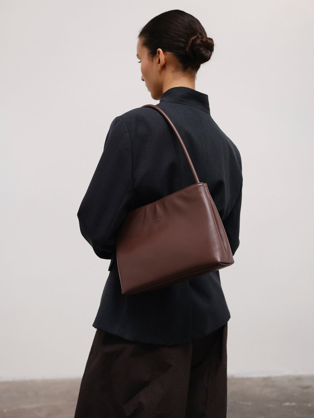 Sac Pina – Sac à bandoulière compact en cuir végétalien, lignes épurées et silhouette intemporelle