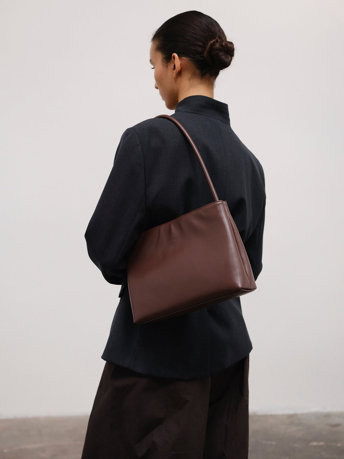 Sac Pina – Sac à bandoulière compact en cuir végétalien, lignes épurées et silhouette intemporelle