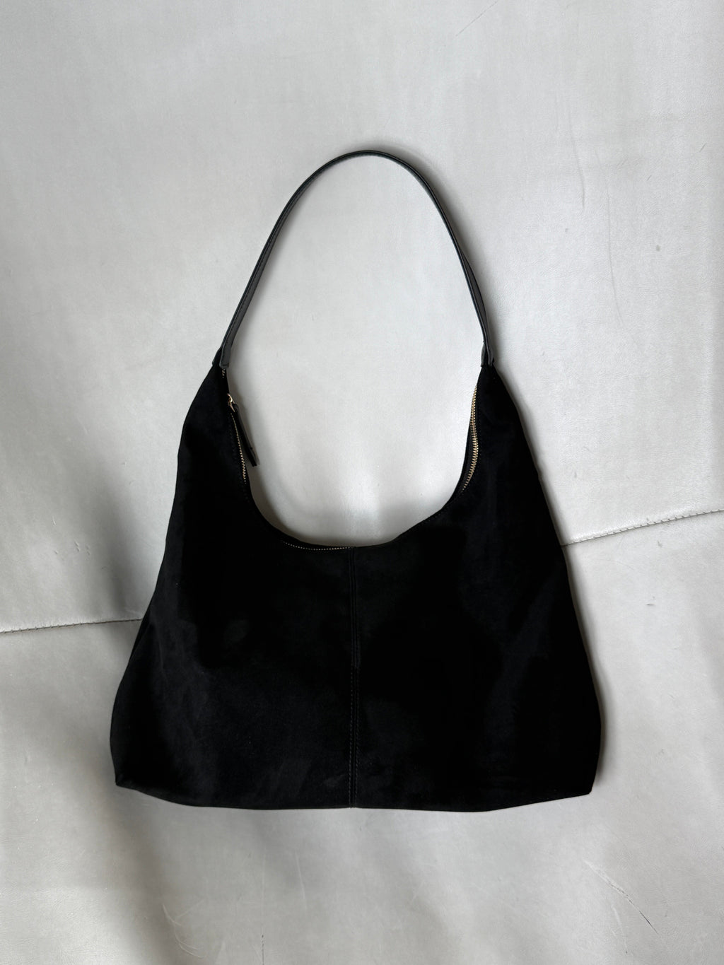 Sac hobo aspect daim, fermeture zippée, anse épaule unique