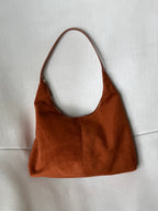 Sac hobo aspect daim, fermeture zippée, anse épaule unique