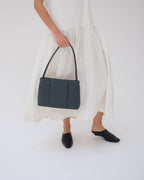 Sac Pina – Sac à bandoulière compact en cuir végétalien, lignes épurées et silhouette intemporelle
