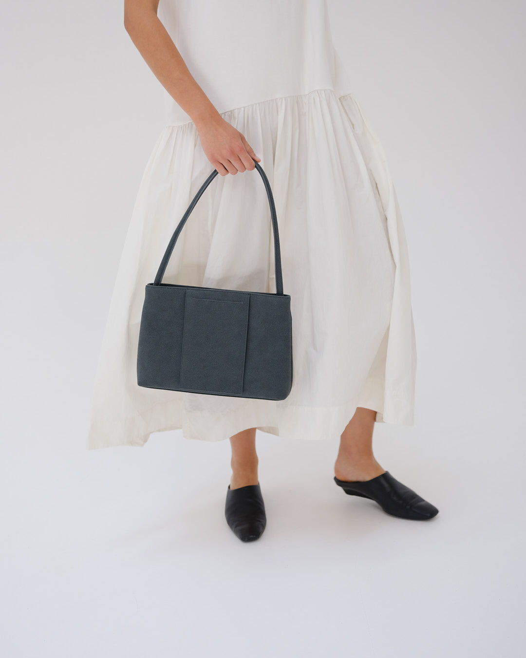 Sac Pina – Sac à bandoulière compact en cuir végétalien, lignes épurées et silhouette intemporelle