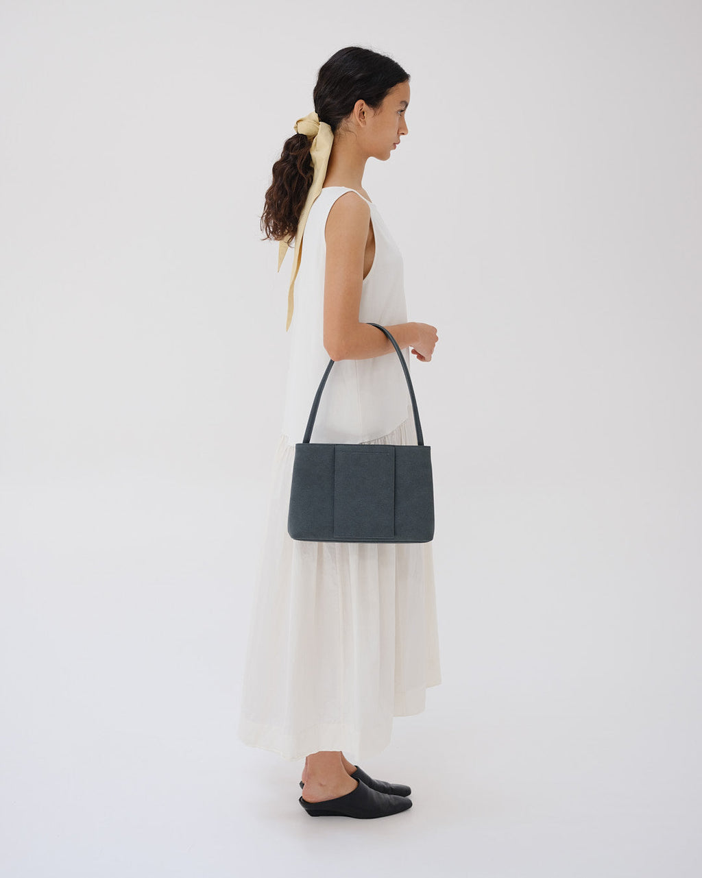 Sac Pina – Sac à bandoulière compact en cuir végétalien, lignes épurées et silhouette intemporelle